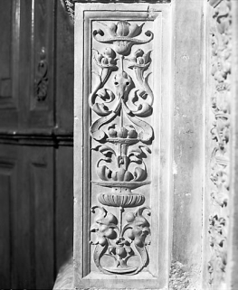 Détail : piédestal de la colonnette interne droite, face antérieure. © Région Bourgogne-Franche-Comté, Inventaire du patrimoine