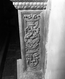 Détail : piédestal de la colonnette externe droite, face droite. © Région Bourgogne-Franche-Comté, Inventaire du patrimoine