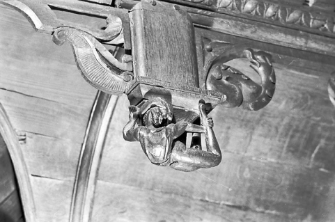 Statuette de la retombée n° 6 des stalles nord. © Région Bourgogne-Franche-Comté, Inventaire du patrimoine