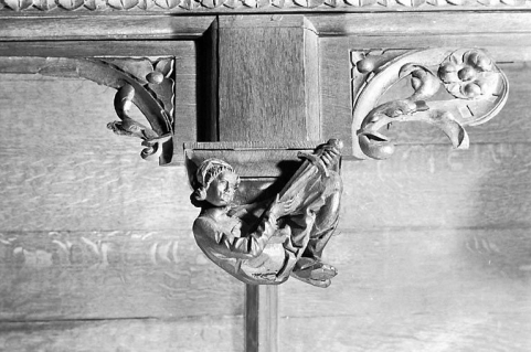 Statuette de la retombée n° 13 des stalles nord. © Région Bourgogne-Franche-Comté, Inventaire du patrimoine