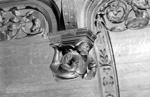 Statuette de la retombée n° 15 des stalles nord. © Région Bourgogne-Franche-Comté, Inventaire du patrimoine