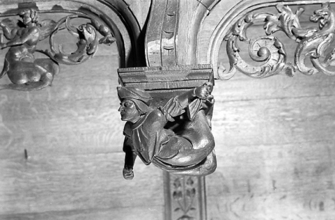 Statuette de la retombée n° 16 des stalles nord, vue de face. © Région Bourgogne-Franche-Comté, Inventaire du patrimoine
