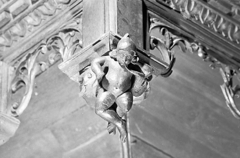 Statuette de la retombée n° 5 des stalles sud. © Région Bourgogne-Franche-Comté, Inventaire du patrimoine