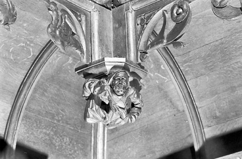 Statuette de la retombée n° 8 des stalles sud. © Région Bourgogne-Franche-Comté, Inventaire du patrimoine