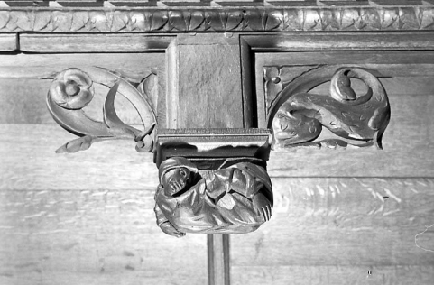 Statuette de la retombée n° 11 des stalles sud. © Région Bourgogne-Franche-Comté, Inventaire du patrimoine