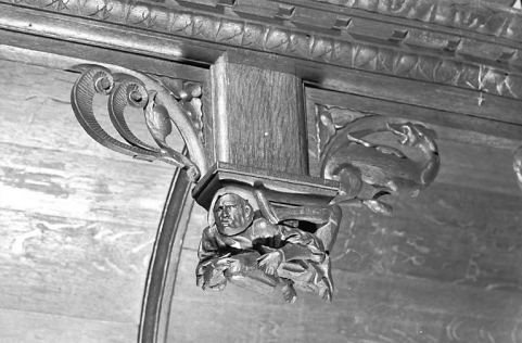 Statuette de la retombée n° 13 des stalles sud. © Région Bourgogne-Franche-Comté, Inventaire du patrimoine