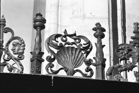 Couronnement n° 4 des stalles sud. © Région Bourgogne-Franche-Comté, Inventaire du patrimoine