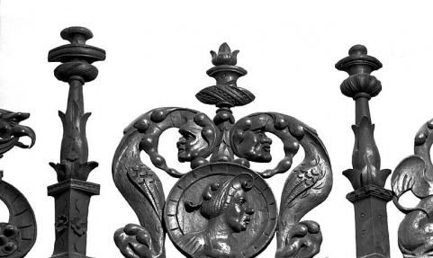 Couronnement n° 12 des stalles sud. © Région Bourgogne-Franche-Comté, Inventaire du patrimoine