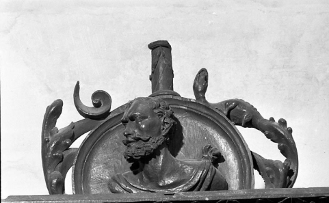 Médaillon central du couronnement du 2e groupe des stalles nord. © Région Bourgogne-Franche-Comté, Inventaire du patrimoine