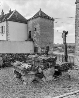 3 monuments funéraires (19e siècle) du cimetière autour de l'église. © Région Bourgogne-Franche-Comté, Inventaire du patrimoine