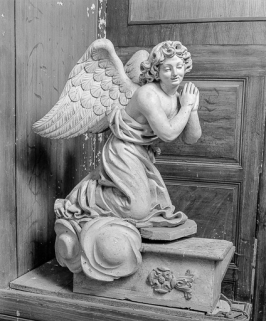 Elément d'autel-retable : ange gauche agenouillé. © Région Bourgogne-Franche-Comté, Inventaire du patrimoine