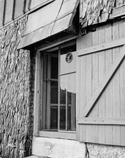 Ferme située 5 Grande Rue au lieudit Chez Vuillet : détail : fenêtre de la cuisine. © Région Bourgogne-Franche-Comté, Inventaire du patrimoine