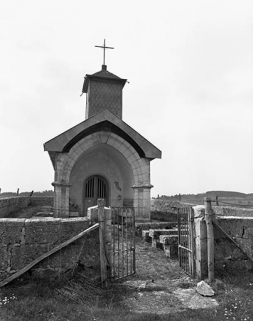 Porte d'entrée et banc de pierre. © Région Bourgogne-Franche-Comté, Inventaire du patrimoine