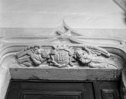 Intérieur : linteau de la porte conduisant à la chapelle. © Région Bourgogne-Franche-Comté, Inventaire du patrimoine