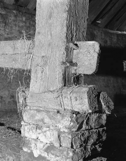 Partie inférieure d'un poteau de charpente au niveau de la partie habitation. © Région Bourgogne-Franche-Comté, Inventaire du patrimoine