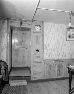 Le "poële" : boiserie et horloge encastrée. © Région Bourgogne-Franche-Comté, Inventaire du patrimoine