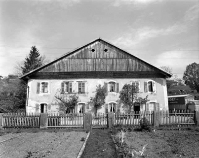 Facade antérieure et clôture du jardin-potager. © Région Bourgogne-Franche-Comté, Inventaire du Patrimoine