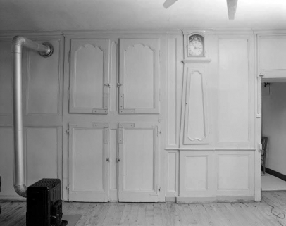 Le poêle : portes de placards et horloge encastrée. © Région Bourgogne-Franche-Comté, Inventaire du Patrimoine