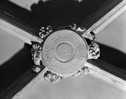 Intérieur : 2ème travée du collatéral droit, clef annulaire ornée de feuilles. © Région Bourgogne-Franche-Comté, Inventaire du patrimoine