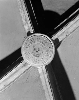 Intérieur : 1ère travée du collatéral gauche, clef annulaire de la chapelle consacrée aux défunts. © Région Bourgogne-Franche-Comté, Inventaire du patrimoine