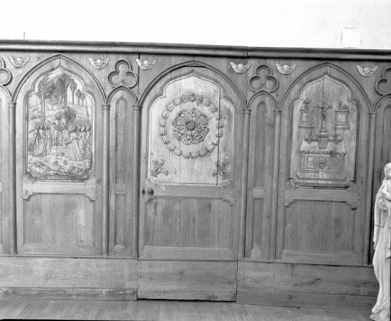 Vue de trois bas-reliefs : le Sermon sur la montagne, rosace et autel et objets liturgiques servant à la messe. © Région Bourgogne-Franche-Comté, Inventaire du patrimoine