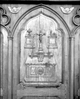 Bas-relief : autel et objets liturgiques servant à la messe. © Région Bourgogne-Franche-Comté, Inventaire du patrimoine
