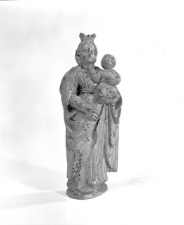 Détail, statuette : Vierge à l'Enfant vue trois quarts droit. © Région Bourgogne-Franche-Comté, Inventaire du patrimoine