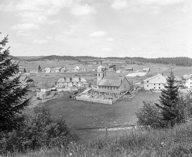 Les Villedieu et le village de Gellin en arrière-plan. © Région Bourgogne-Franche-Comté, Inventaire du patrimoine