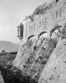 Fossé et échauguette. © Région Bourgogne-Franche-Comté, Inventaire du patrimoine
