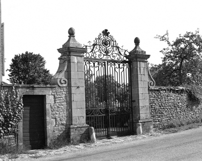 Portail d'entrée de la cour. © Région Bourgogne-Franche-Comté, Inventaire du patrimoine