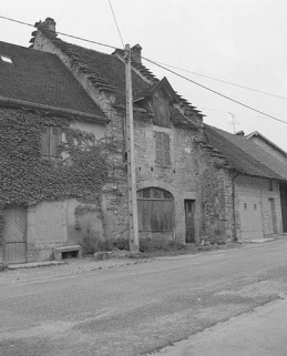 Façade antérieure de trois quarts. © Région Bourgogne-Franche-Comté, Inventaire du patrimoine