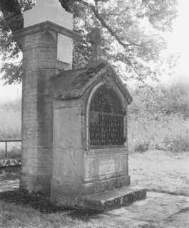 Socle : vue de trois quarts gauche. © Région Bourgogne-Franche-Comté, Inventaire du patrimoine