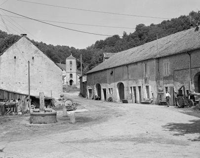 Fermes, fontaine et église. © Région Bourgogne-Franche-Comté, Inventaire du patrimoine