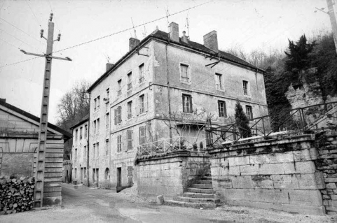 Vue d'ensemble. Logements ouvriers à gauche et logements de contremaîtres à droite (rive gauche). © Région Bourgogne-Franche-Comté, Inventaire du patrimoine