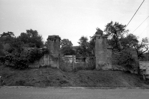 Vestige du portail du château. © Région Bourgogne-Franche-Comté, Inventaire du patrimoine