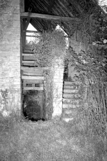 Partie habitation : escaliers menant à la cave et au premier étage. © Région Bourgogne-Franche-Comté, Inventaire du patrimoine