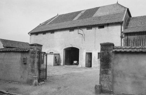 Bâtiment agricole dans la cour de gauche. © Région Bourgogne-Franche-Comté, Inventaire du patrimoine