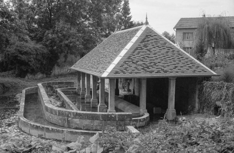Façades antérieure et latérale droite en 1979. © Région Bourgogne-Franche-Comté, Inventaire du patrimoine