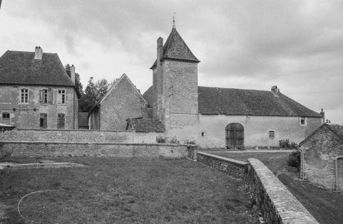 Vue d'ensemble des communs. © Région Bourgogne-Franche-Comté, Inventaire du patrimoine