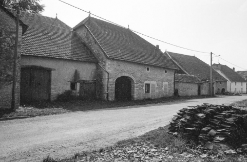 Vue d'ensemble des communs, trois quarts gauche. © Région Bourgogne-Franche-Comté, Inventaire du patrimoine