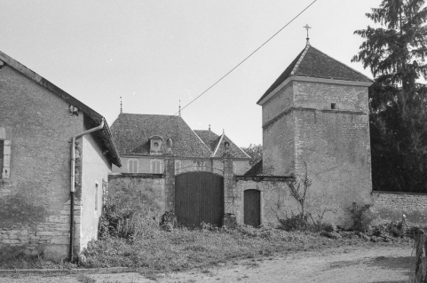 Deuxième portail à droite du bâtiment d'entrée. © Région Bourgogne-Franche-Comté, Inventaire du patrimoine