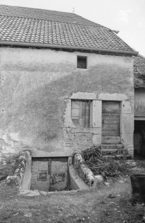 Façade antérieure : entrée de la cave et porte d'entrée de l'habitation. © Région Bourgogne-Franche-Comté, Inventaire du patrimoine