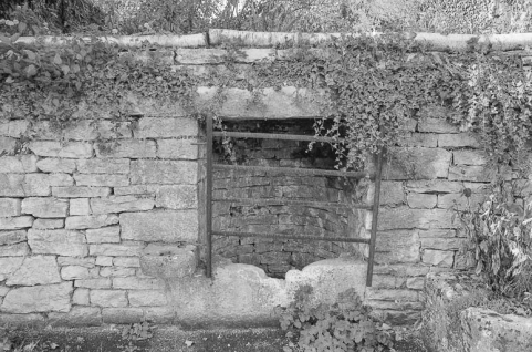 Vue du puits situé sur le chemin menant de Cult à Charcenne. © Région Bourgogne-Franche-Comté, Inventaire du patrimoine