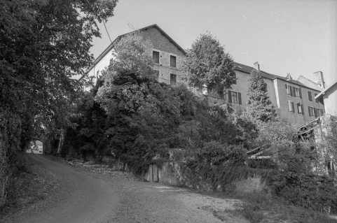 Façade est, partie gauche : vue depuis le chemin vicinal n°2 dit "des Grands Prés". © Région Bourgogne-Franche-Comté, Inventaire du patrimoine