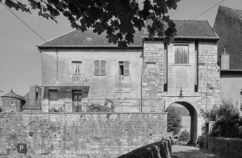 Ouvrage d'entrée et pont. © Région Bourgogne-Franche-Comté, Inventaire du patrimoine