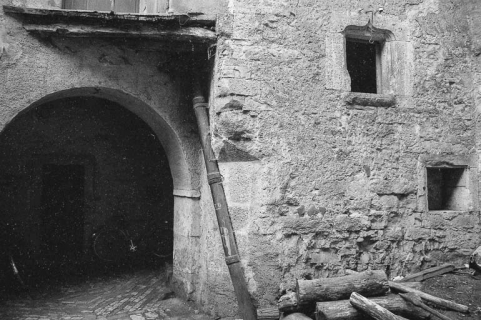 Accès à la tour d'escalier. © Région Bourgogne-Franche-Comté, Inventaire du patrimoine