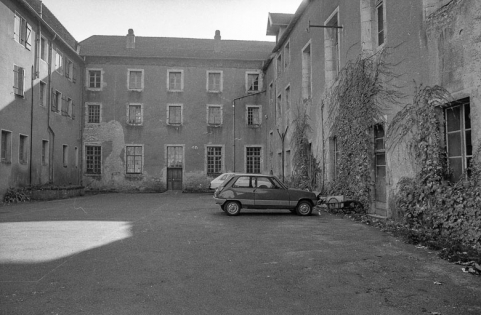 Première cour : façades. © Région Bourgogne-Franche-Comté, Inventaire du patrimoine