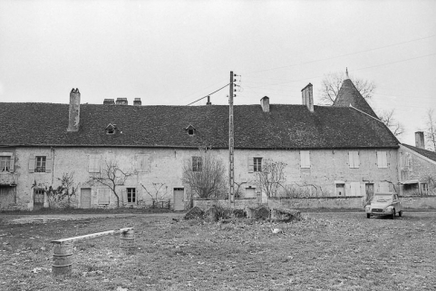 Façade sur cour du logement ouvrier. Vue de face sud en 1979. © Région Bourgogne-Franche-Comté, Inventaire du patrimoine