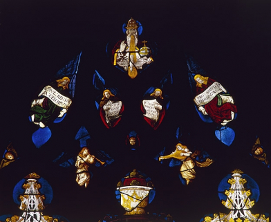 Tympan : 2 anges musiciens, 3 têtes d'anges, 4 anges portant des phylactères avec inscriptions, Dieu le Père bénissant et Saint Esprit. © Région Bourgogne-Franche-Comté, Inventaire du patrimoine