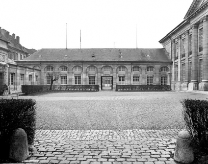 Vue de l'aile gauche sur cour, de face. © Région Franche-Comté, Inventaire du Patrimoine, ADAGP